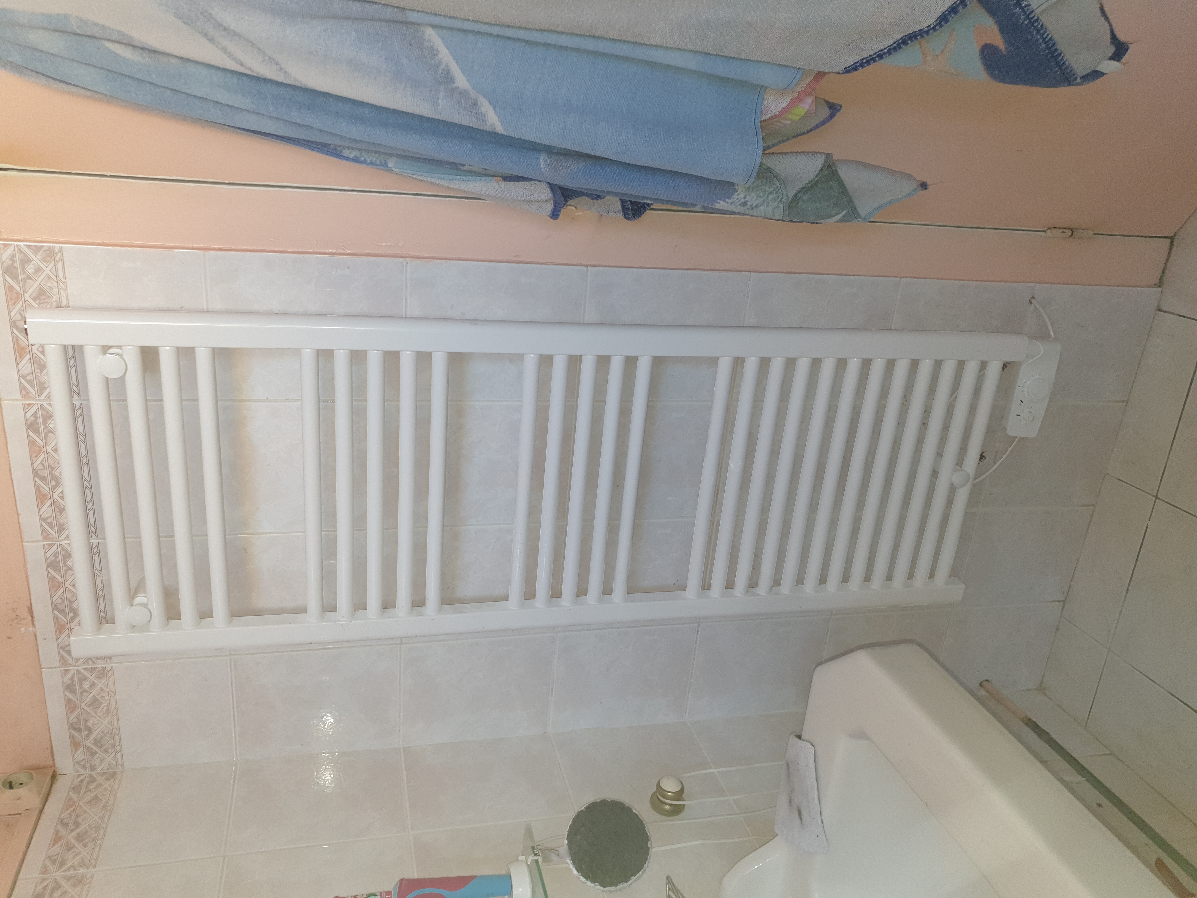 Sèche-serviettes électrique installé dans une salle de bain par EGC 33