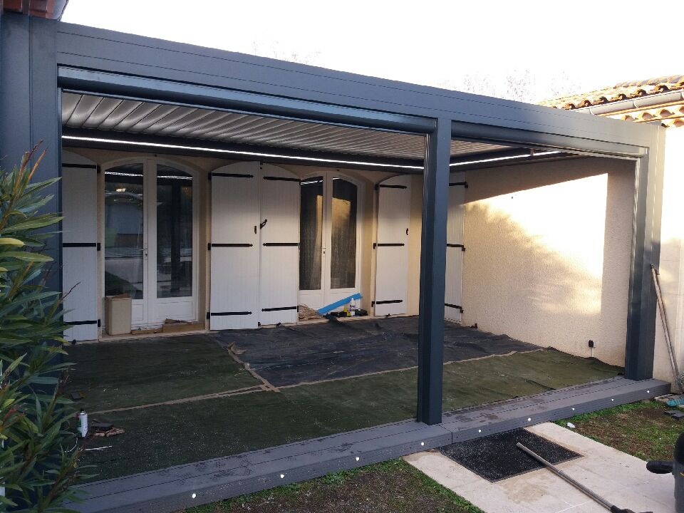 Éclairage extérieur intégré sur pergola réalisé par EGC 33