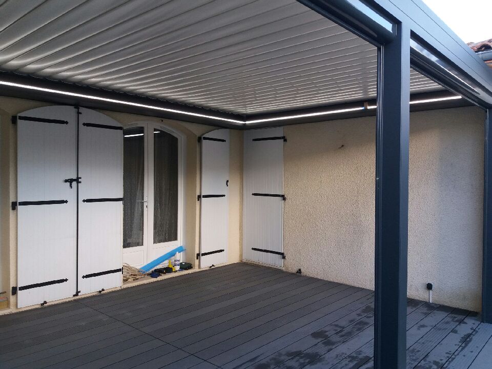 Ruban LED extérieur posé sous pergola par EGC 33