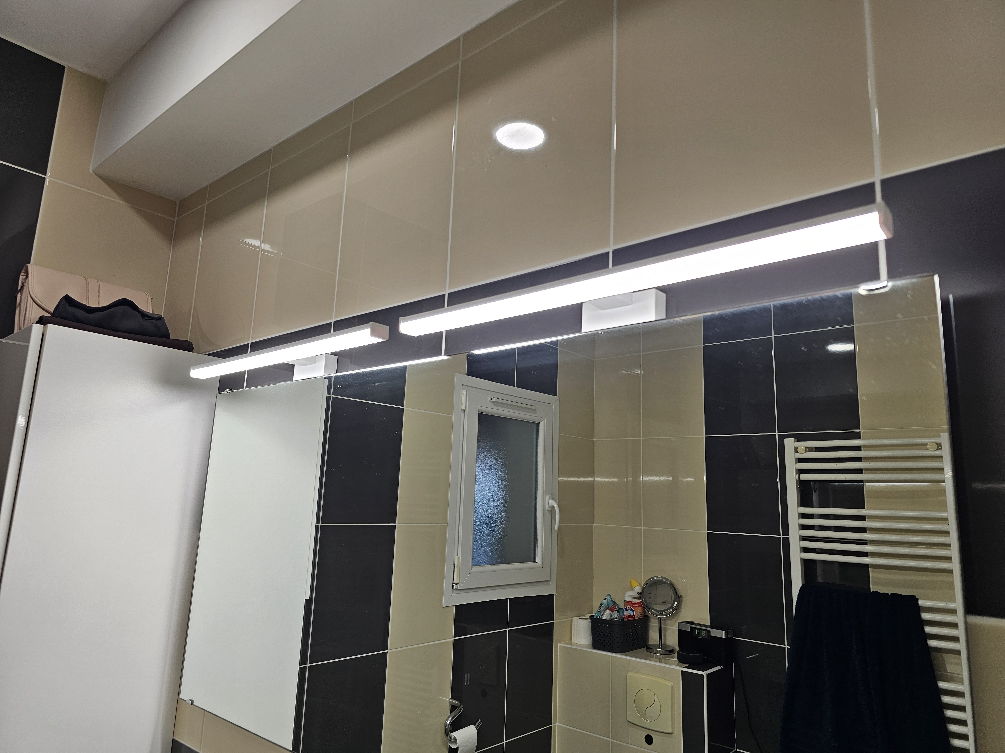 Réglette lumineuse installée dans une salle de bain