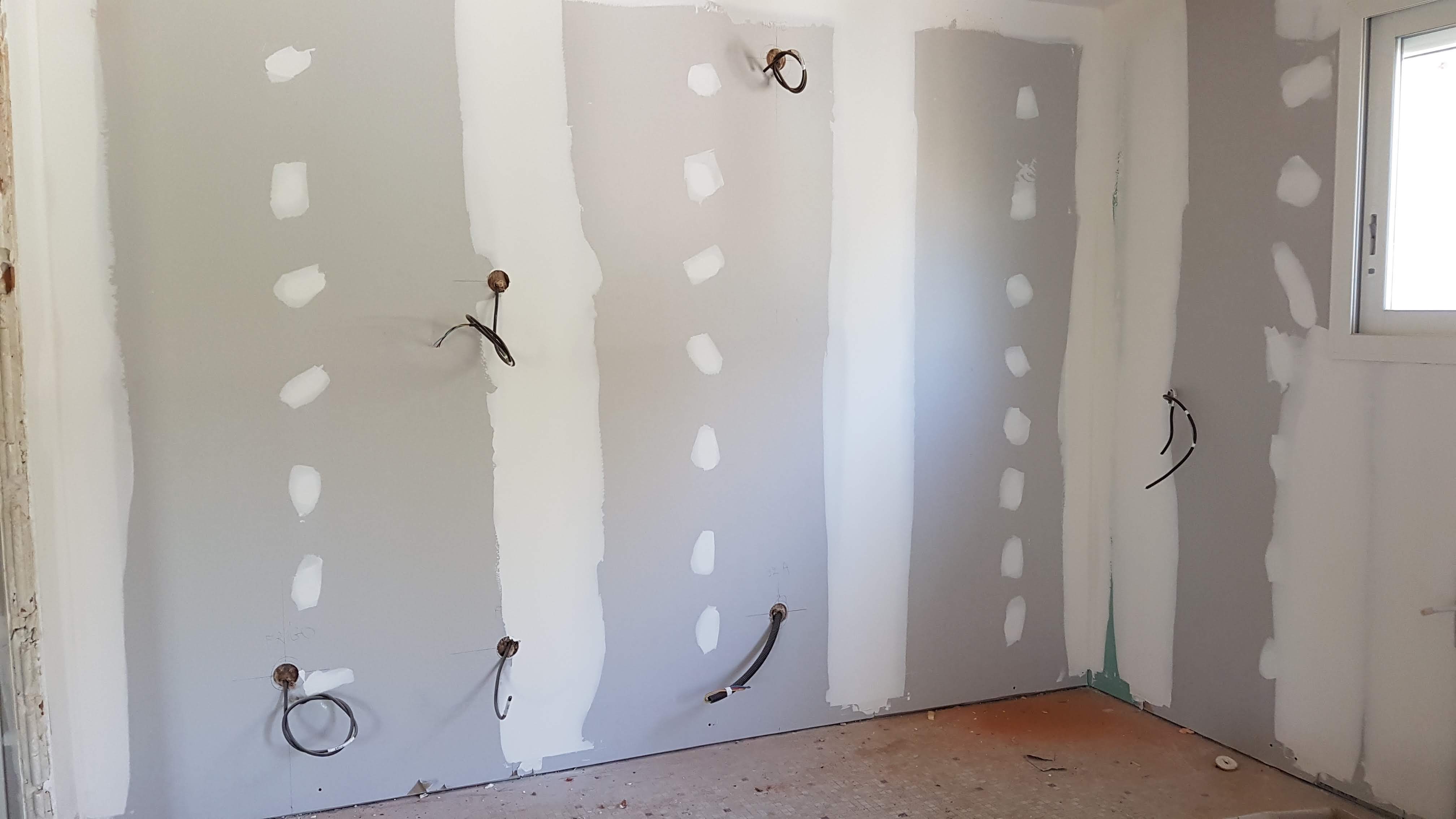 Cloisons en plaques de plâtre avec attentes électriques pendant une rénovation EGC 33