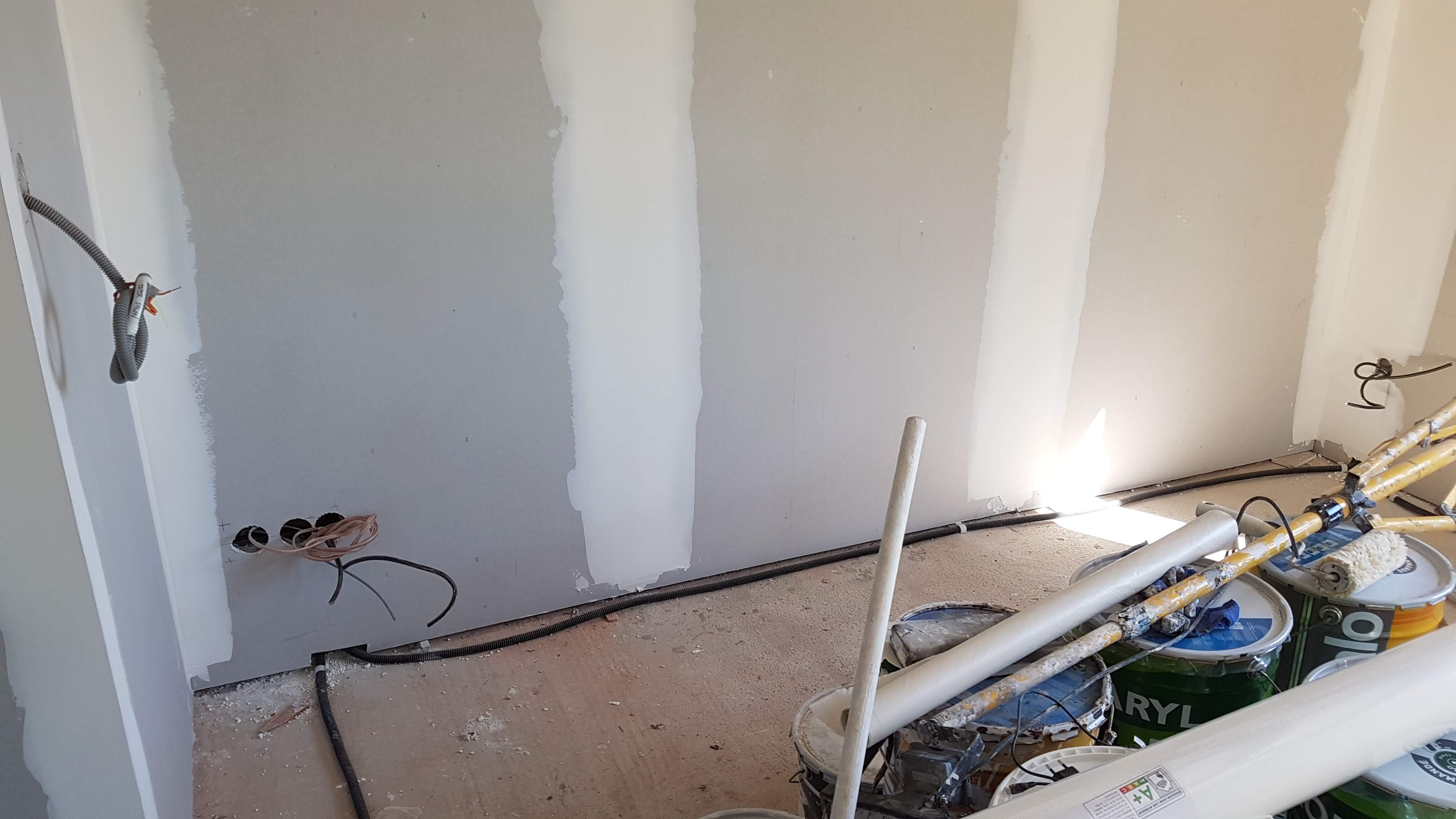Mur de rénovation avec prises et gaines avant finition