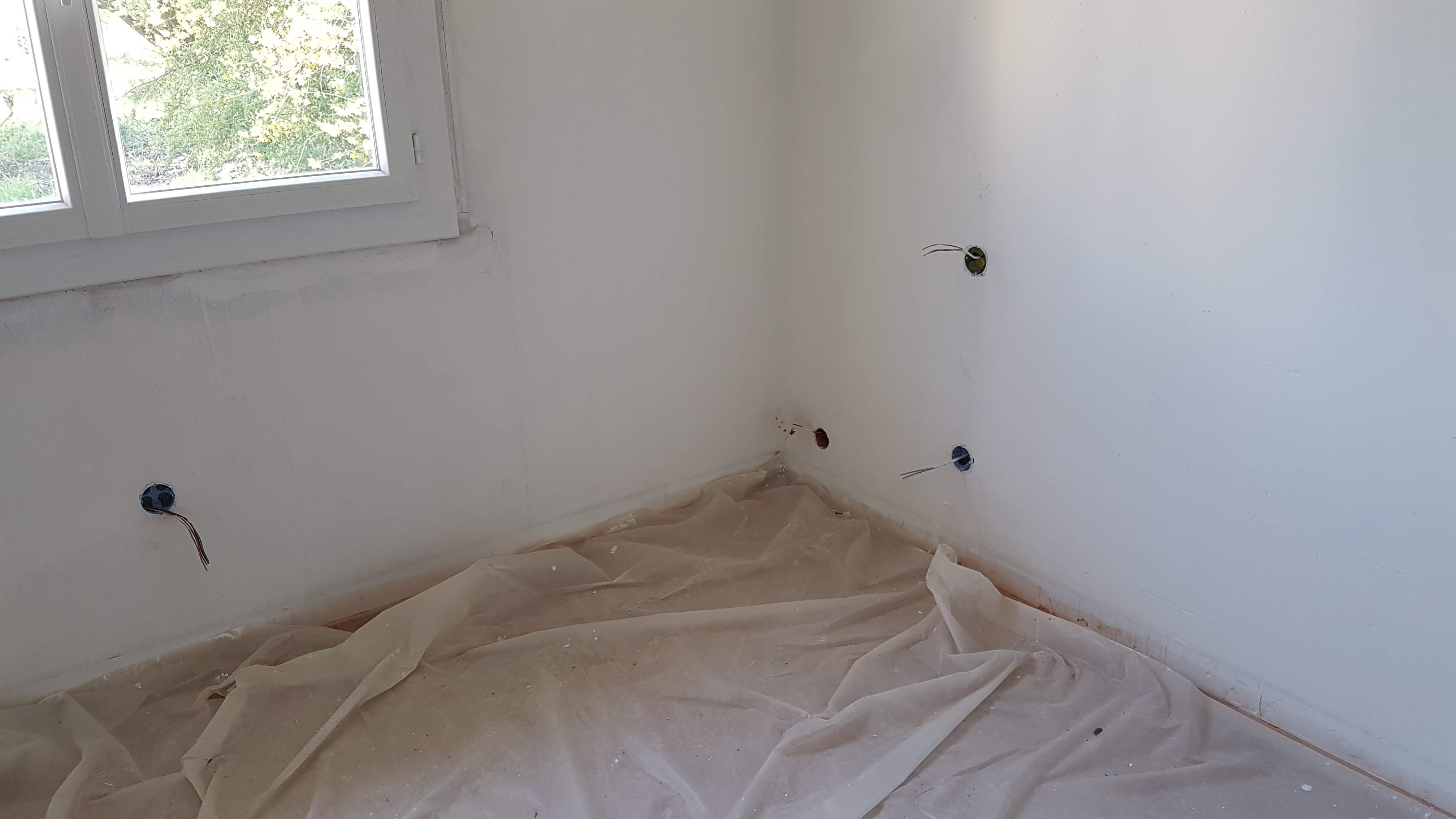 Mur de chambre en rénovation avec sorties électriques
