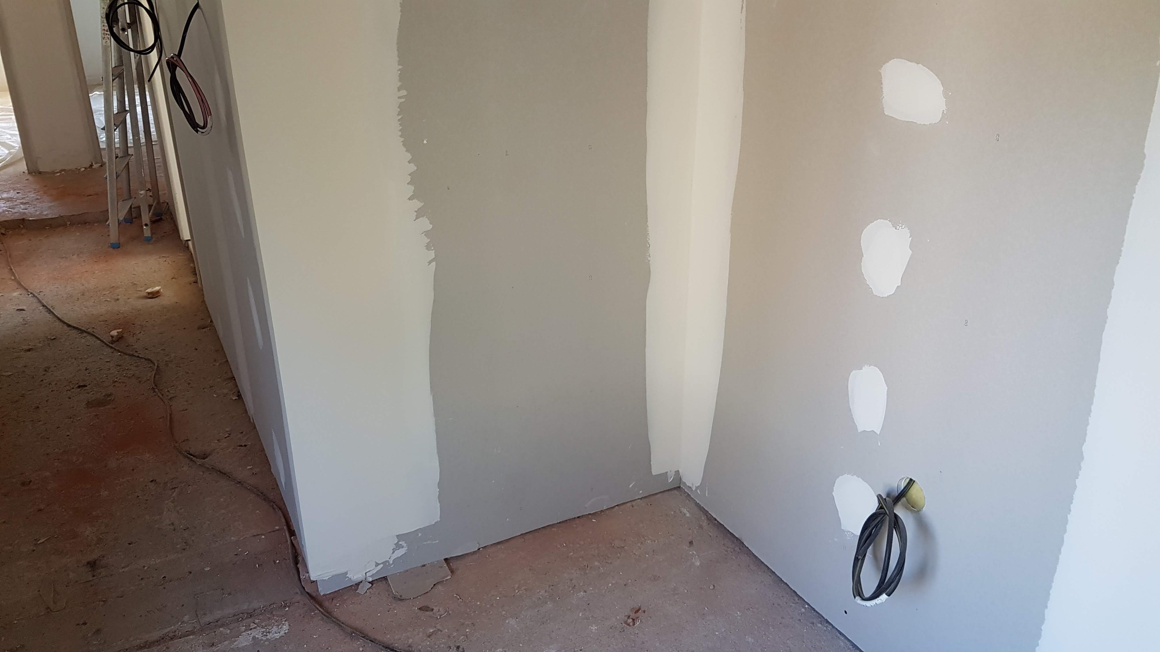 Cloisons de rénovation avec gaines vertes et sorties électriques