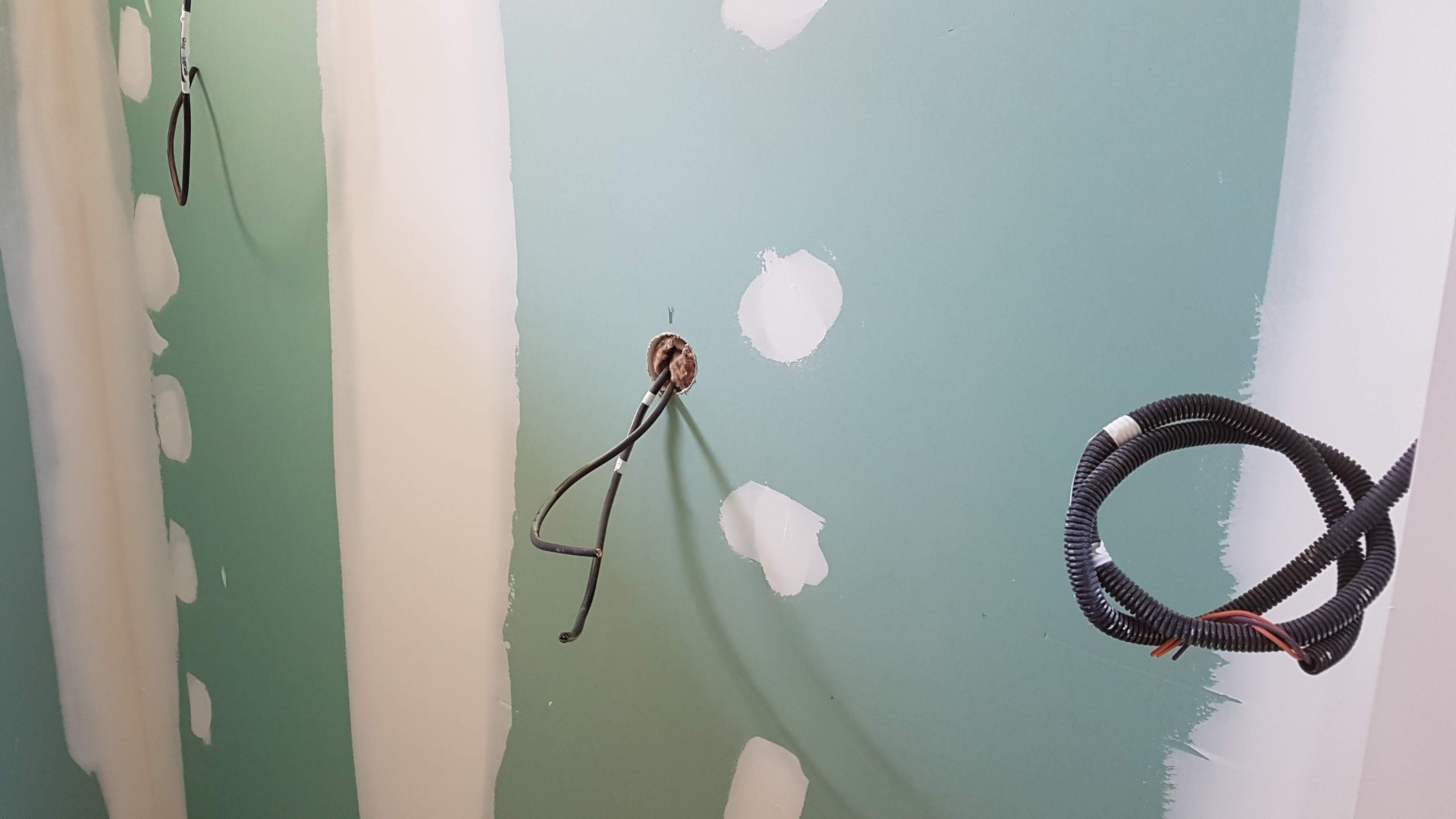Mur intérieur en plaques de plâtre avec attentes électriques