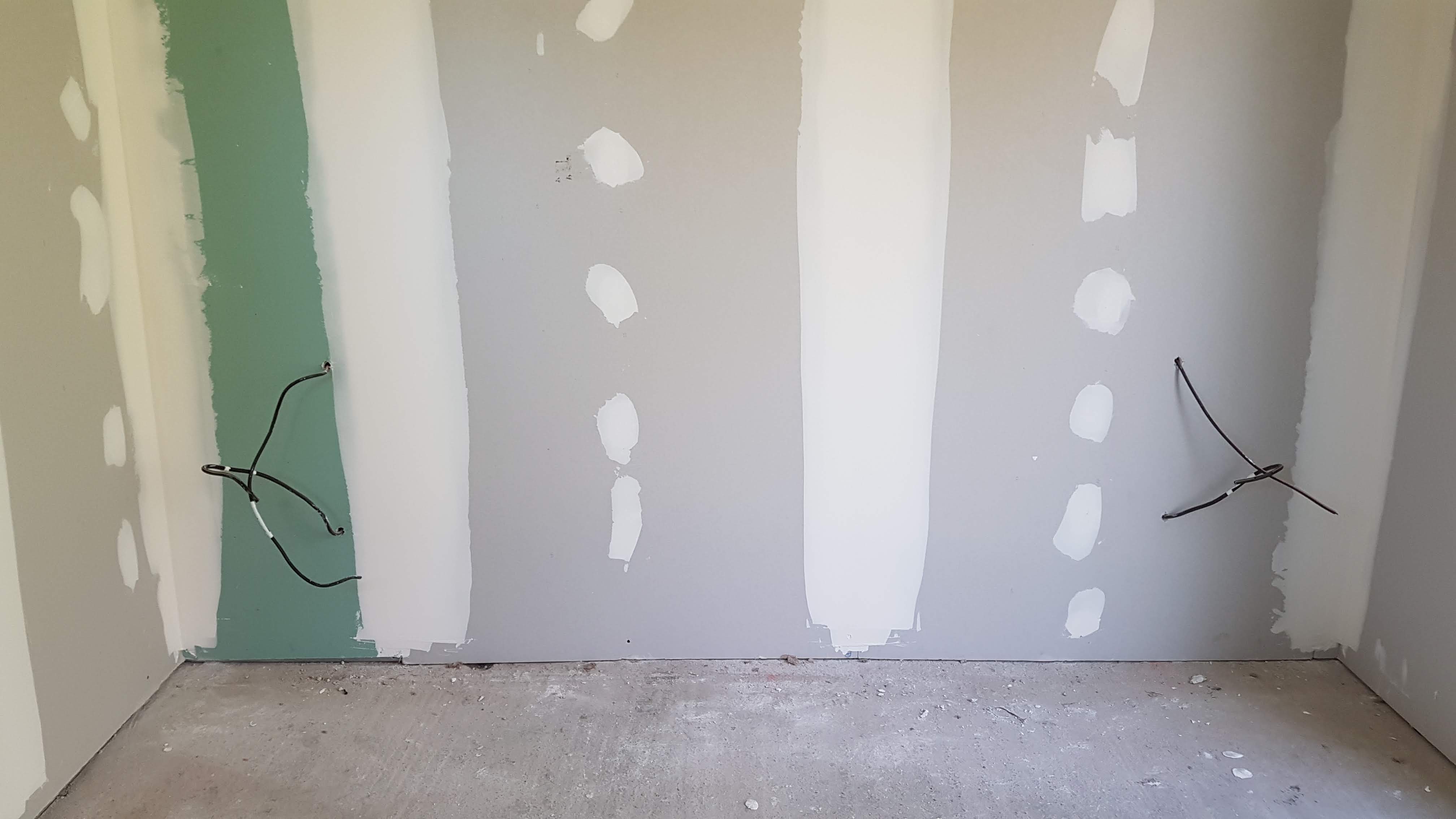Mur en rénovation avec prises et câbles électriques en attente