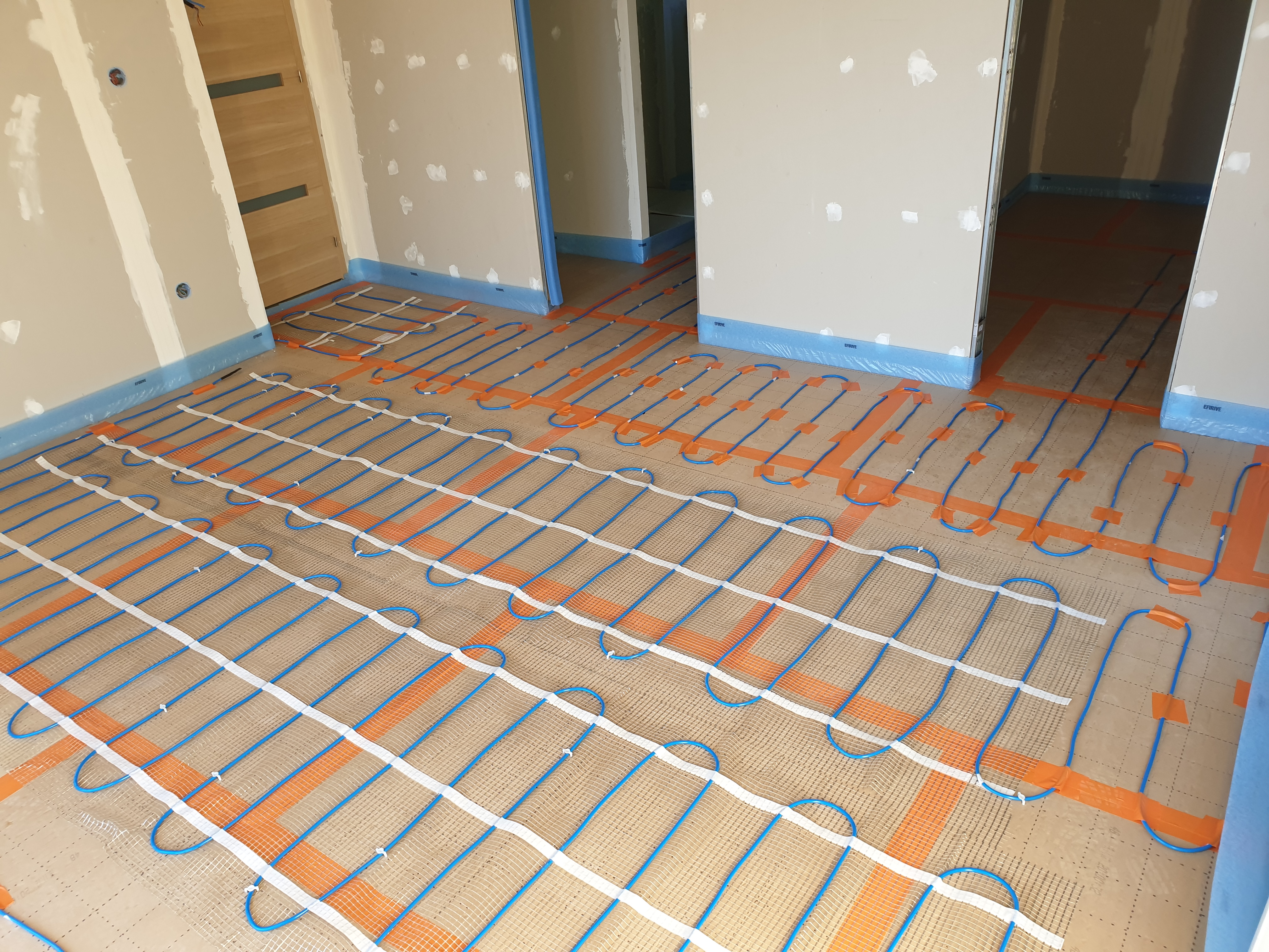 Plancher chauffant électrique posé sur isolant pendant une rénovation