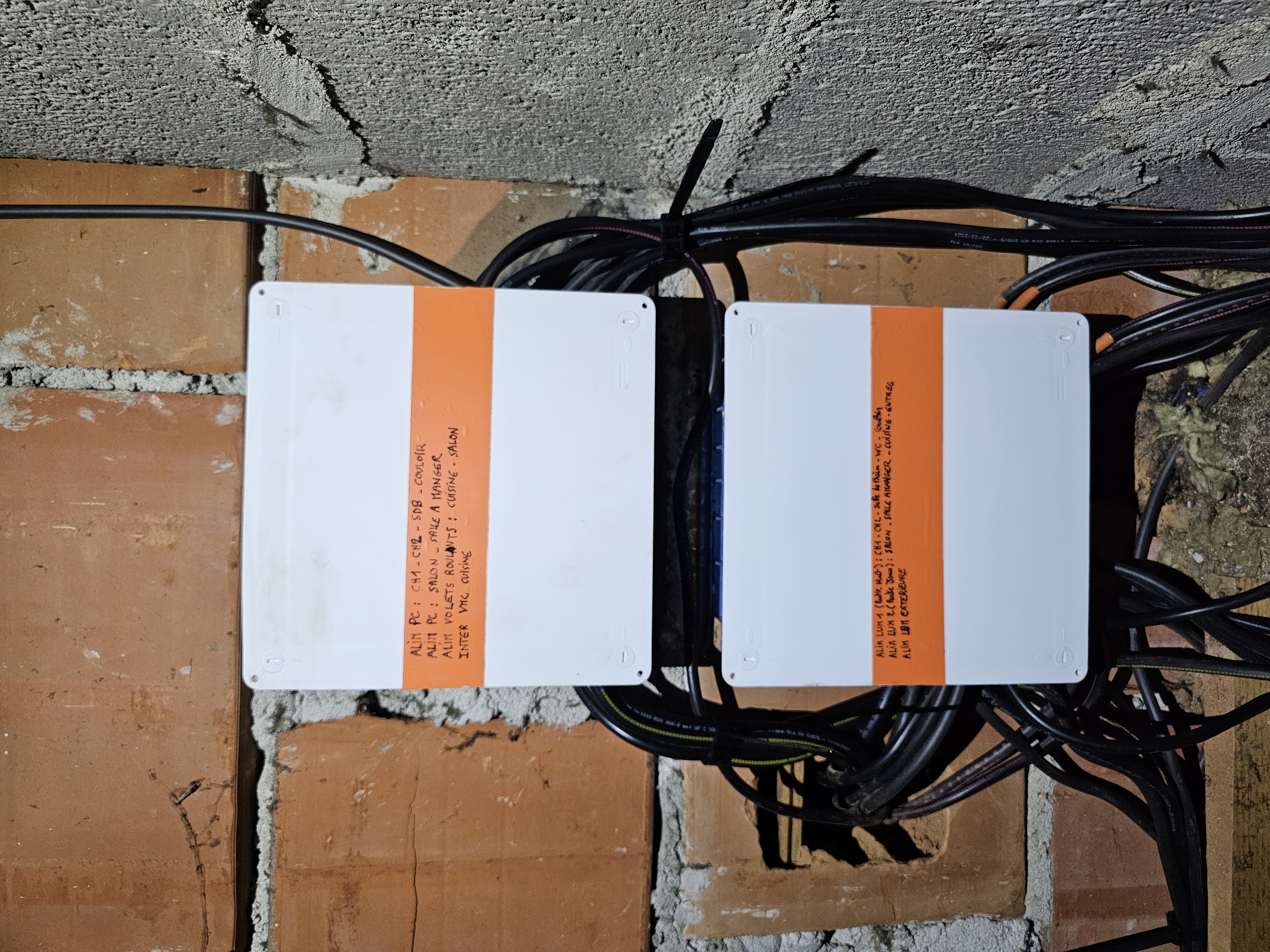 Boîtes de dérivation et câbles électriques sur mur en briques