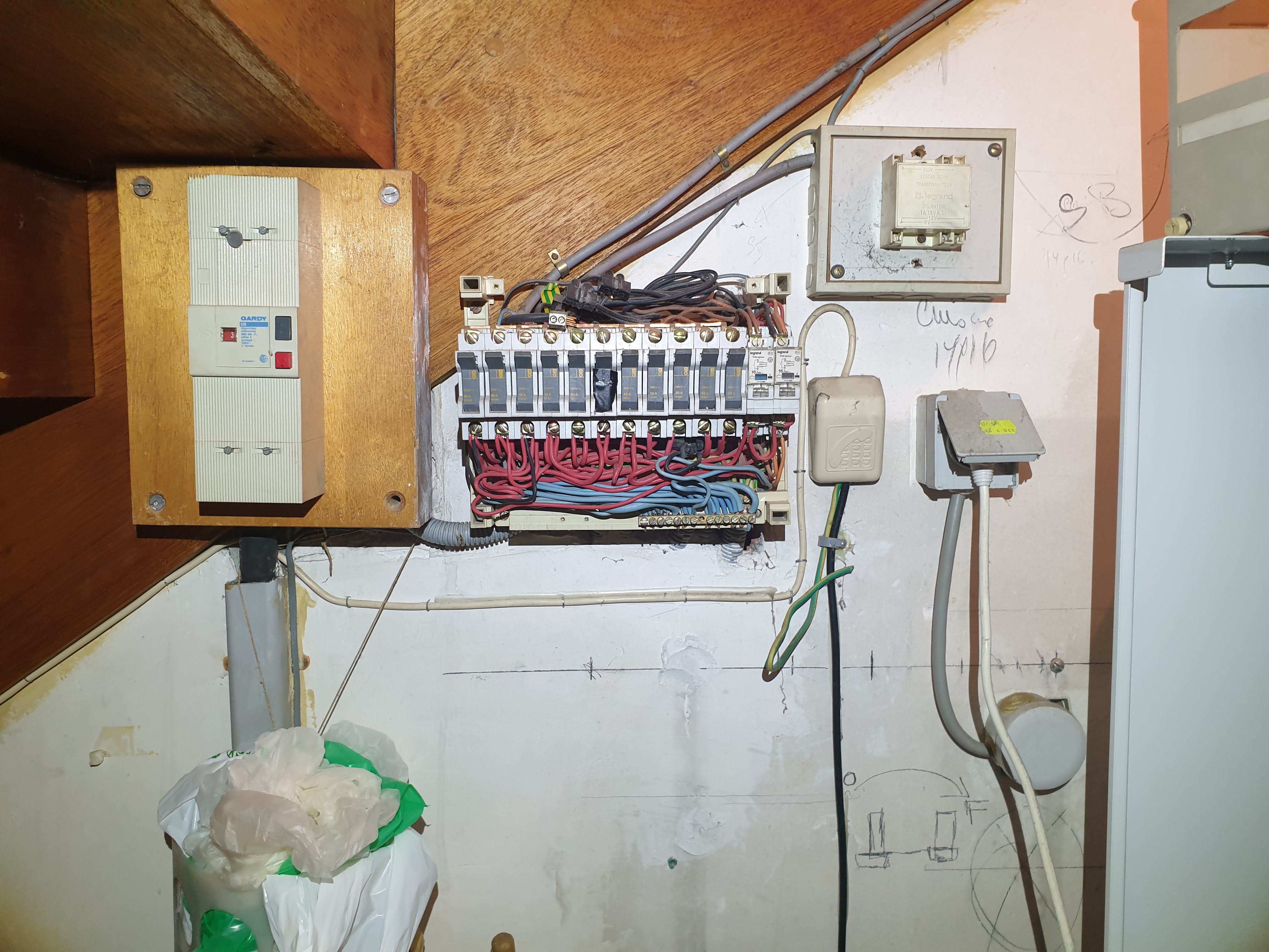 Ancien tableau électrique avant rénovation par EGC 33