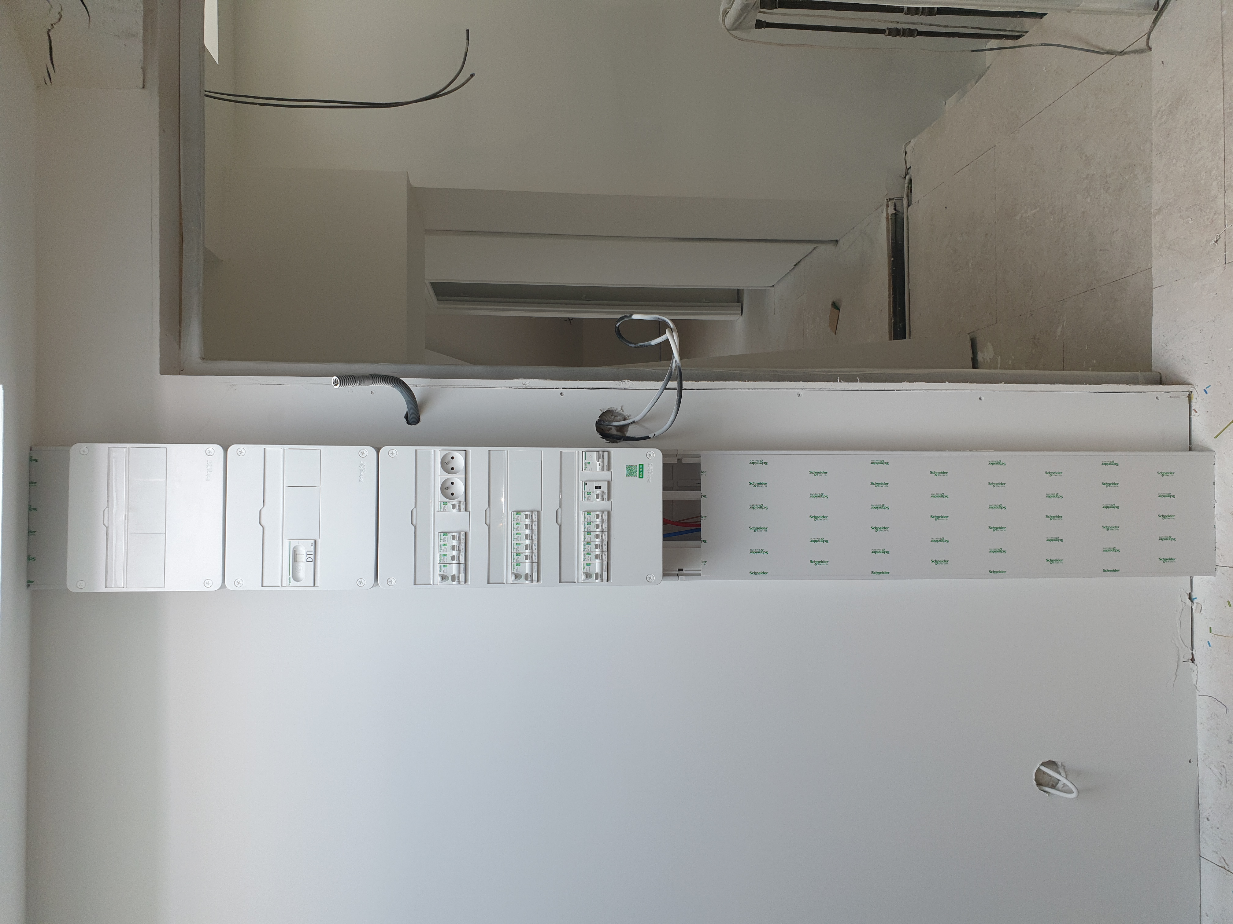 Finition d'une gaine technique logement avec tableau électrique EGC 33