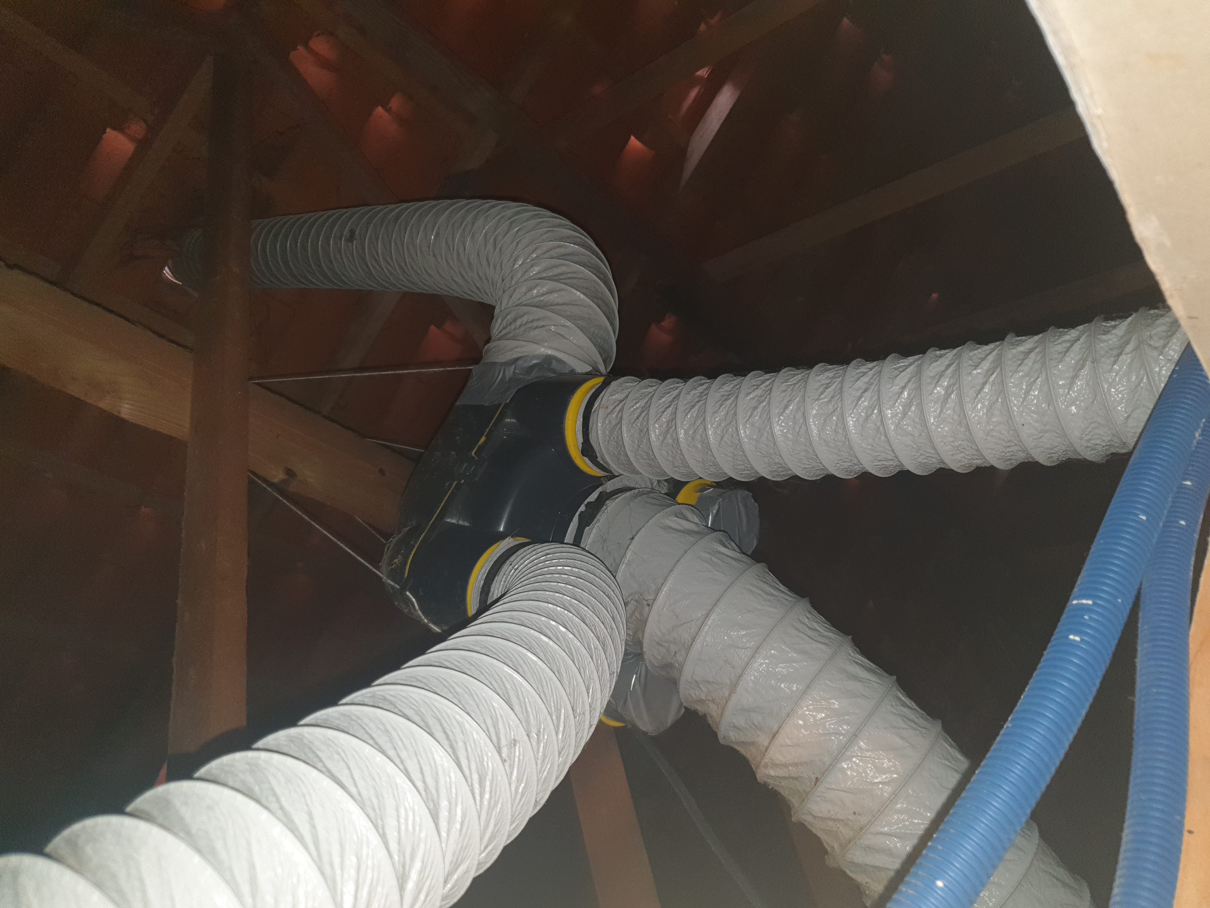 Réseau de gaines de ventilation en combles par EGC 33